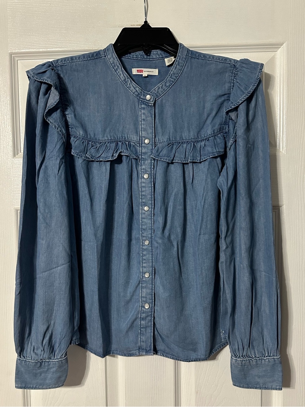 NWT Levi's Women's Medium Blue Ruffle Chambray Button-Front Shirt